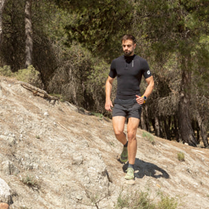 Pantalón corto de trail running negro, holgado y de alto rendimiento con bolsillos integrados