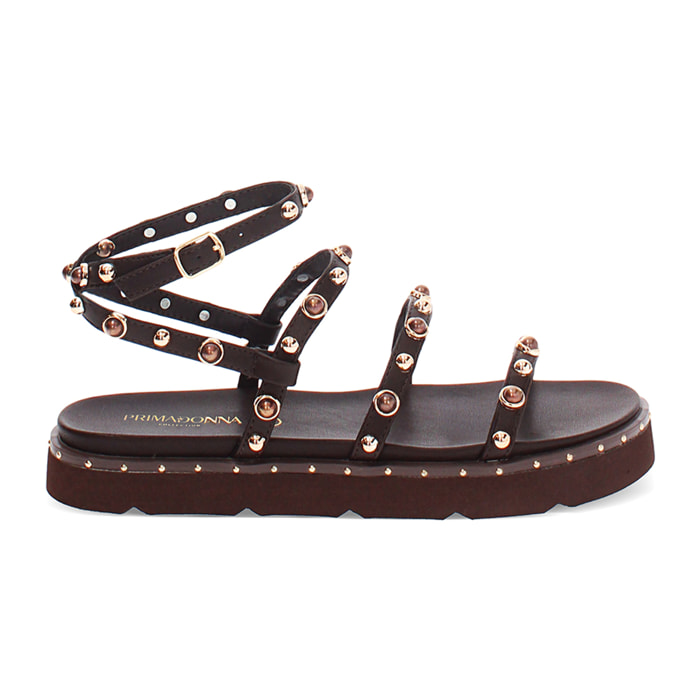 Sandalias planas marrón oscuro con tachuelas