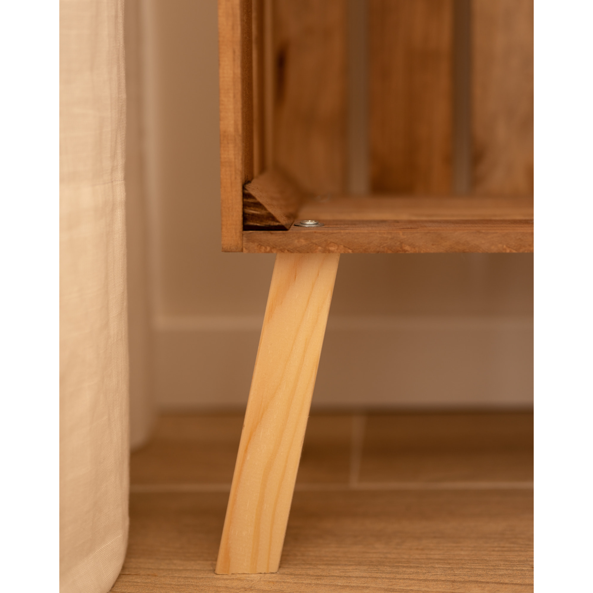 Table de chevet en bois massif ton chêne foncé 66x26cm Hauteur: 66 Longueur: 25.5 Largeur: 29.5