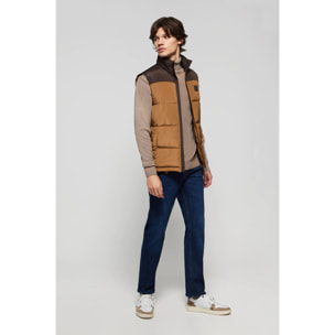 Gilet imbottito marrone con collo alto e toppa con logo