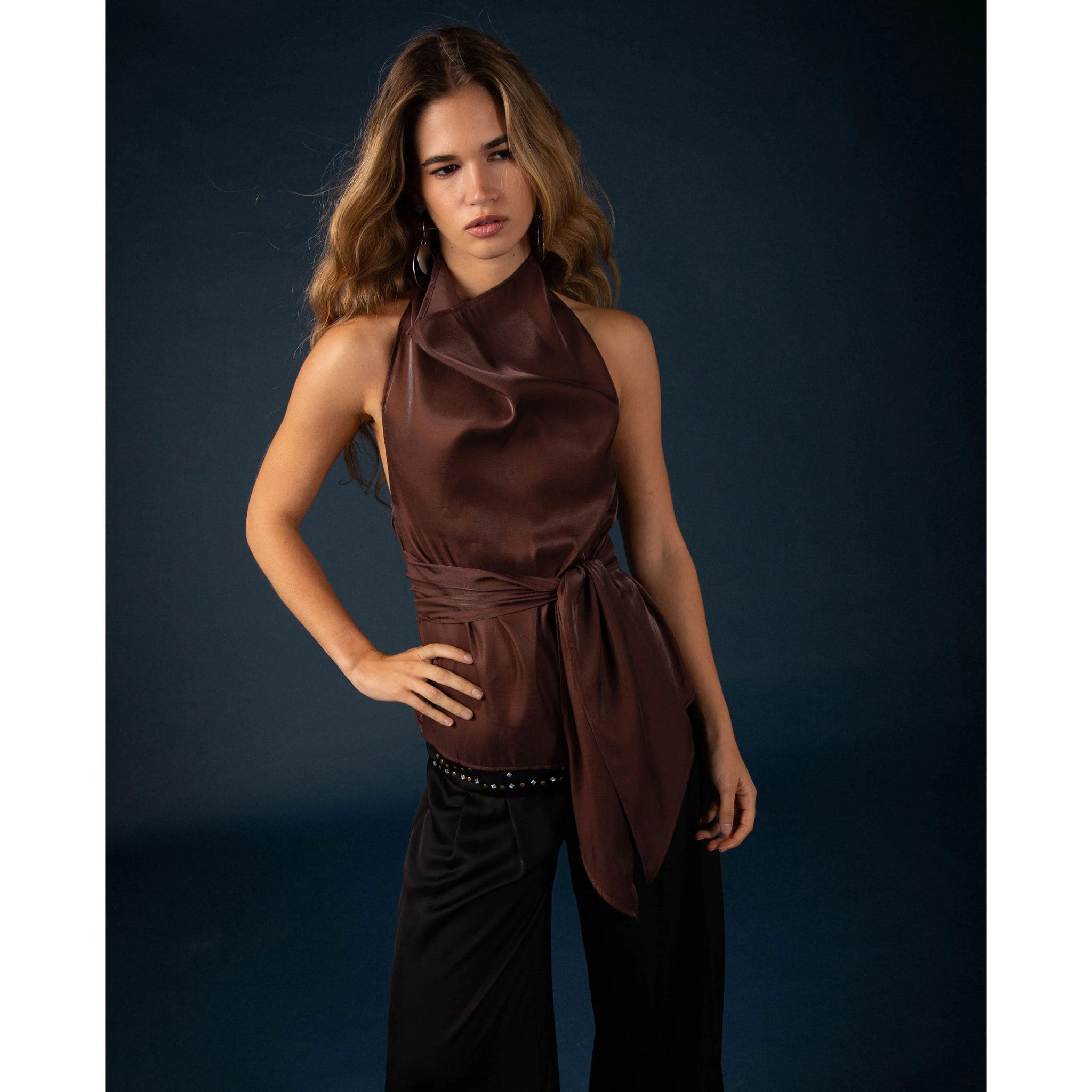 Top con cuello drapeado y fajín de mujer