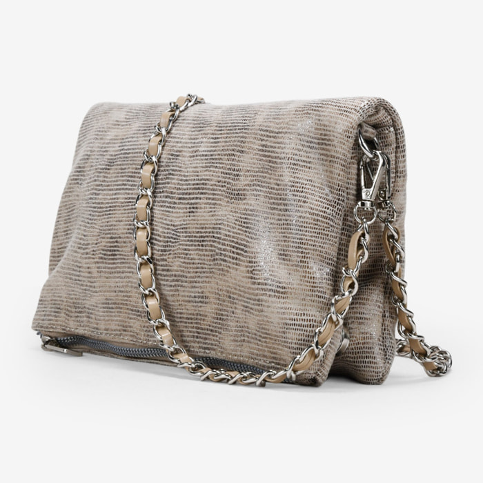 Bolso bandolera beige con solapa y asas de cadena