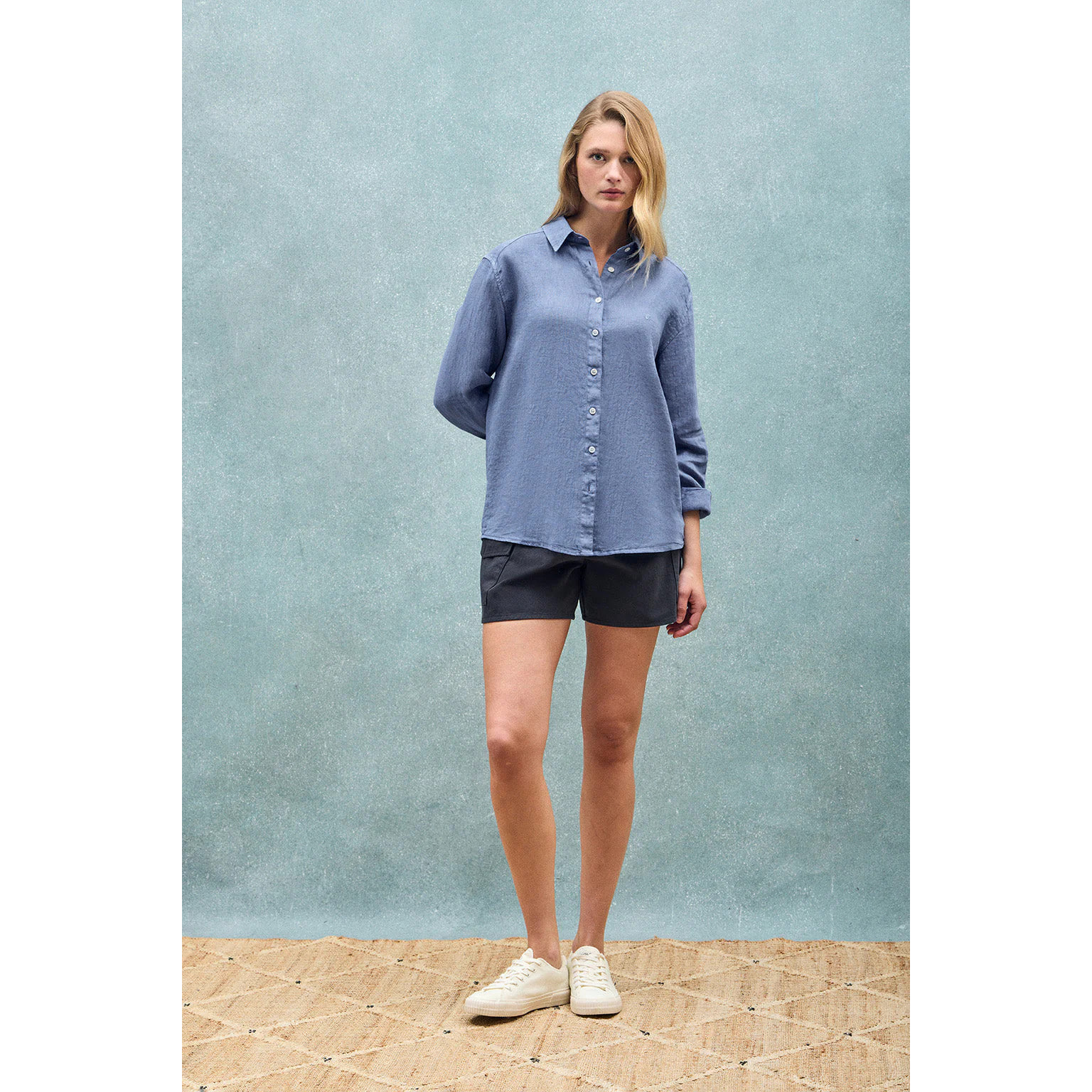 Camicia blu presidenziale in lino tinta in capo con monogramma ricamato