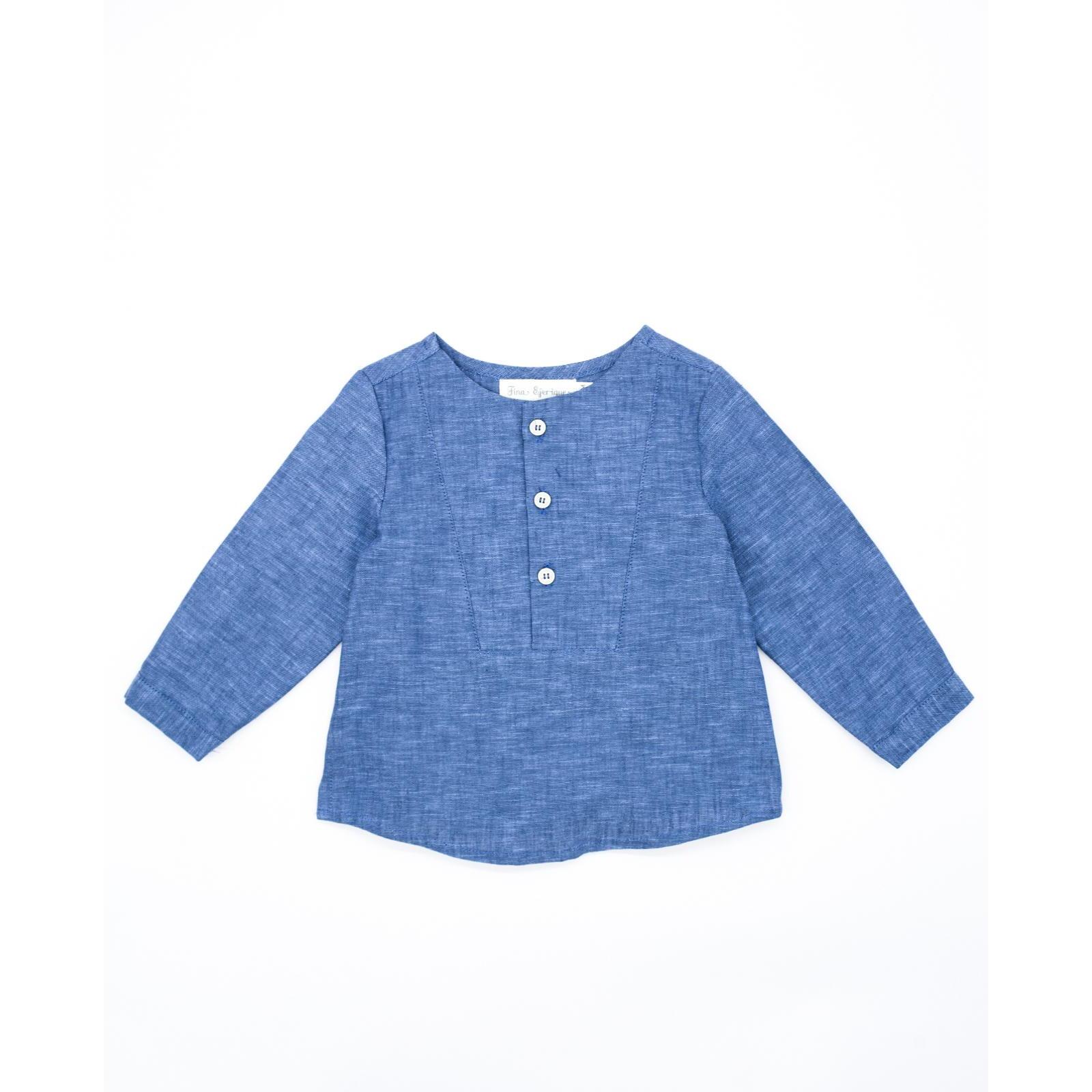 Camisa de manga larga azul. Con pechera en el delantero.