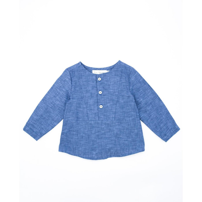 Camisa de manga larga azul. Con pechera en el delantero.