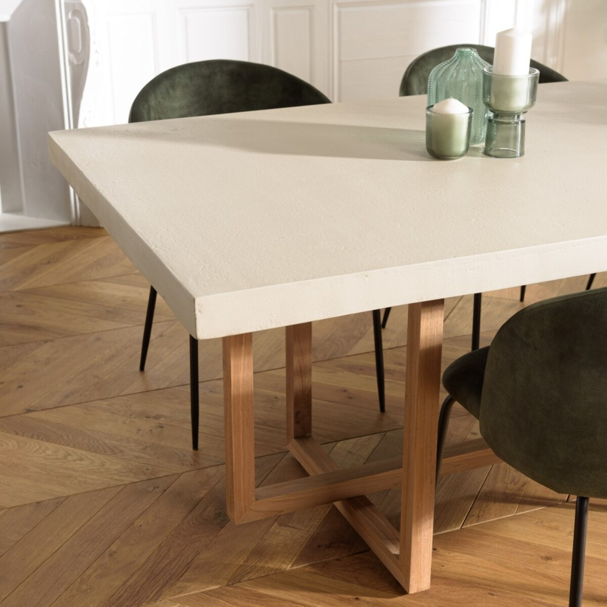 DAK - Table à manger rect. 243x100cm béton beige pieds croisés en teck