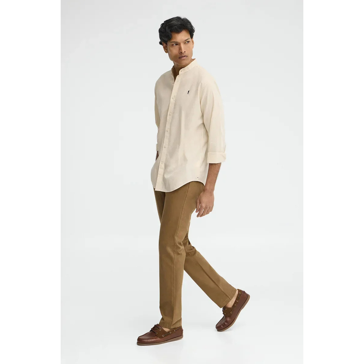 Camicia cotolino beige con collo alla coreana, regular fit e ricamo Rigby Go