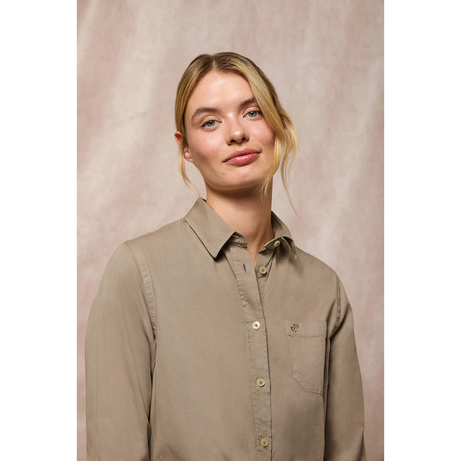 Camisa Simona color camel con monograma bordado PC