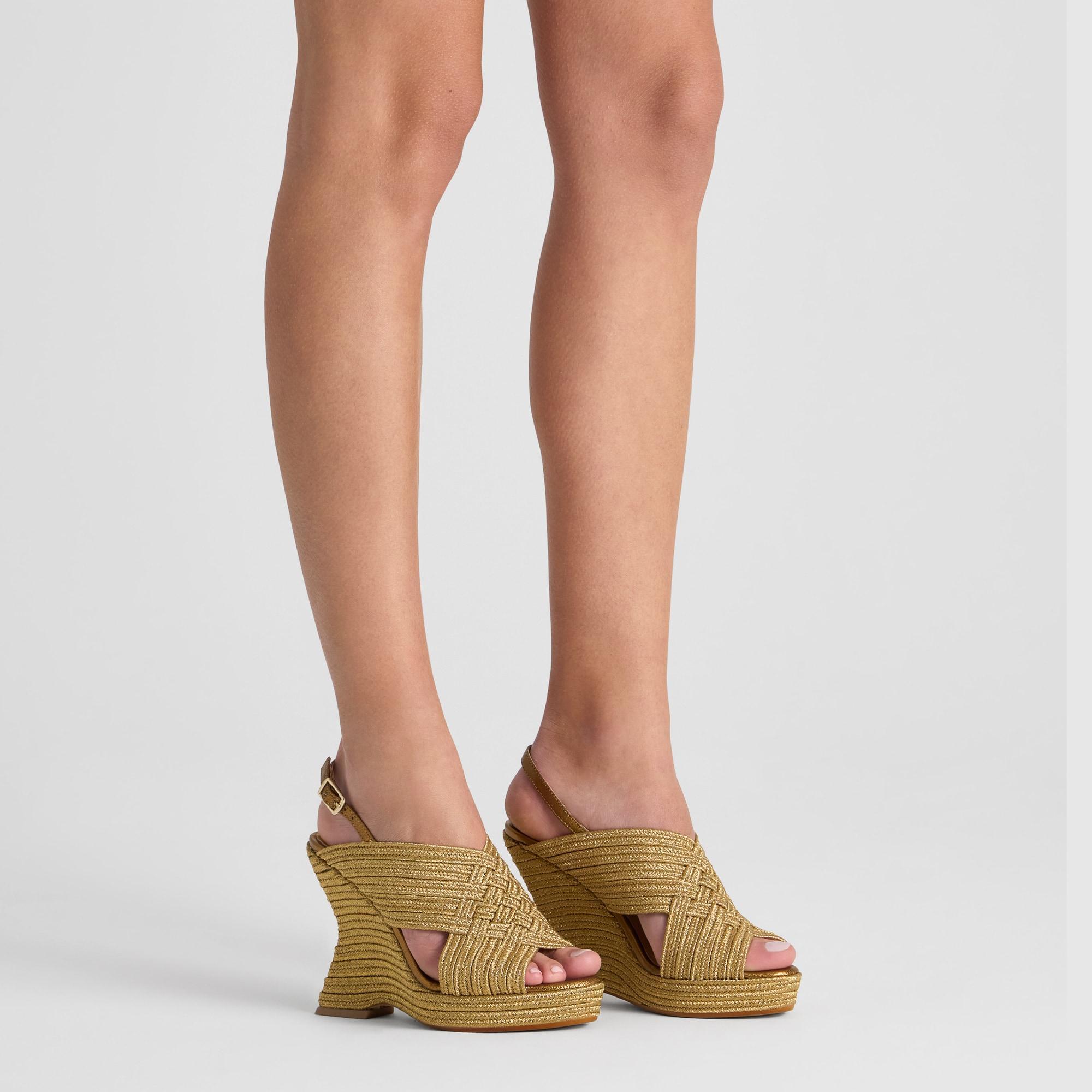 Sandalia Juliet cuña forrada en trenzado metalizado artesanal con hebilla