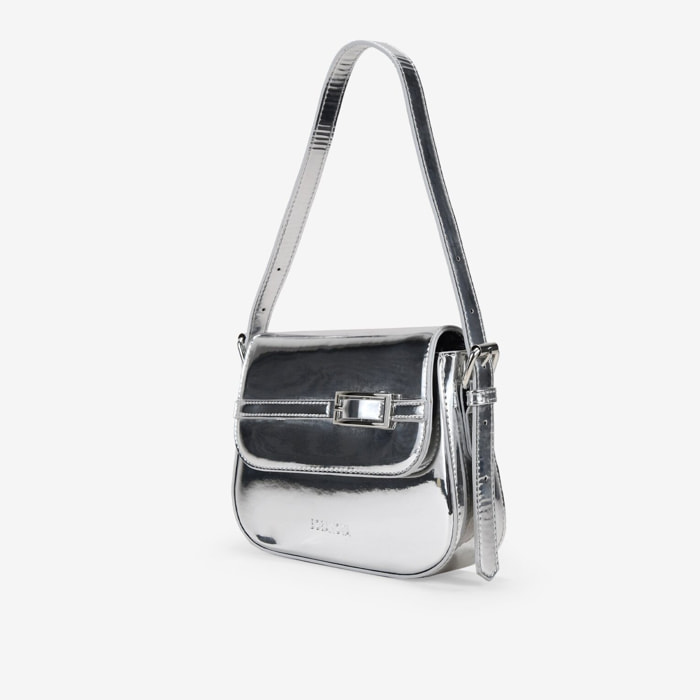Bolso de hombro plateado con solapa y cinturón