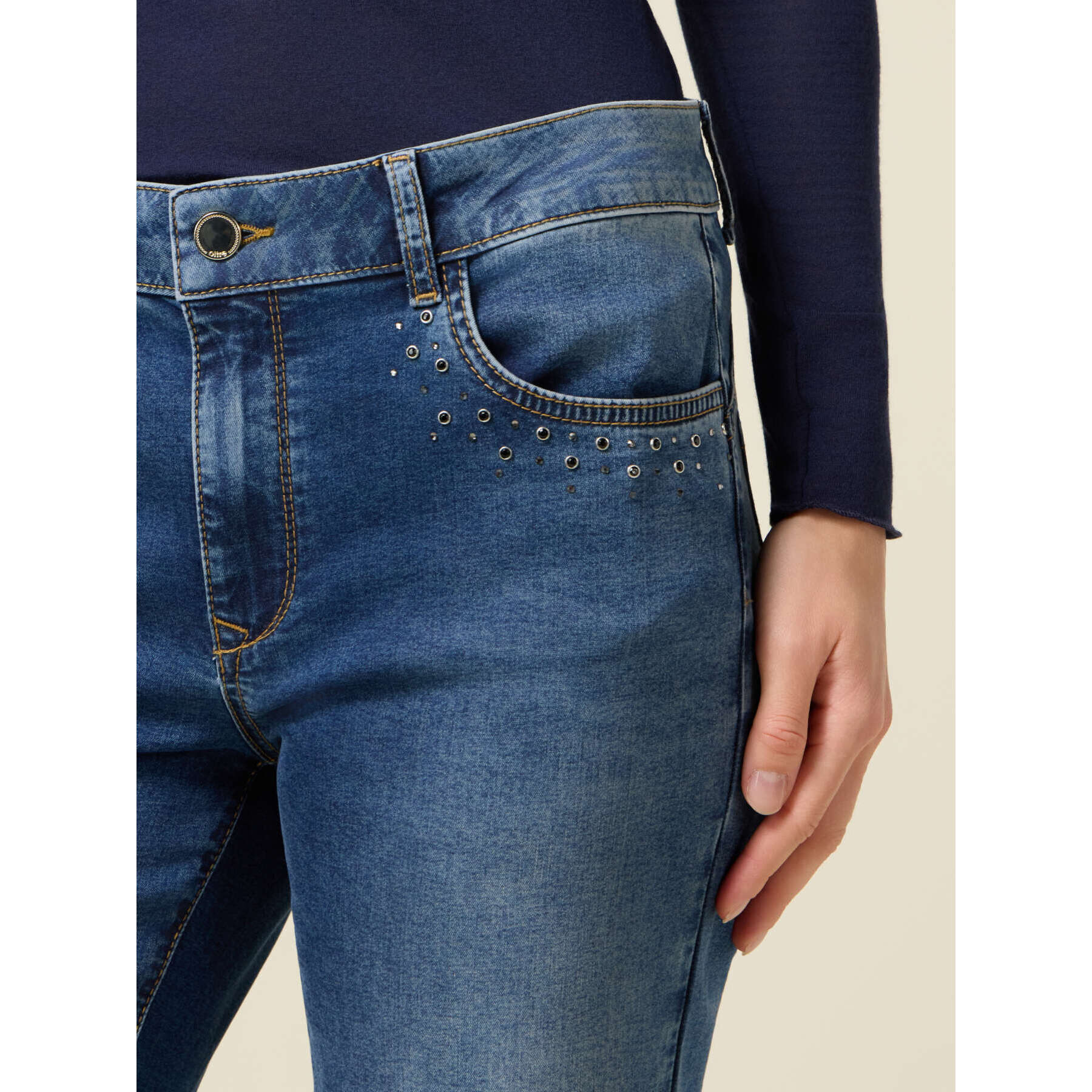Oltre - Jeans flare in denim con borchie - Blu
