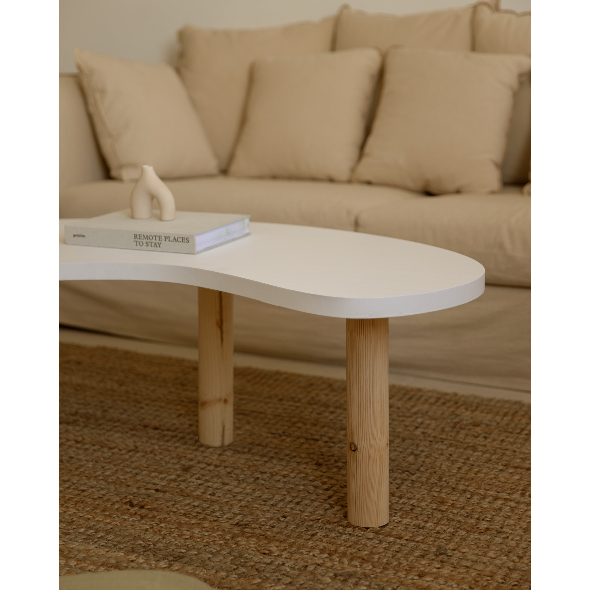 Mesa de centro de madera maciza formas orgánicas sobre en tono blanco y patas tono natural de varias medidas