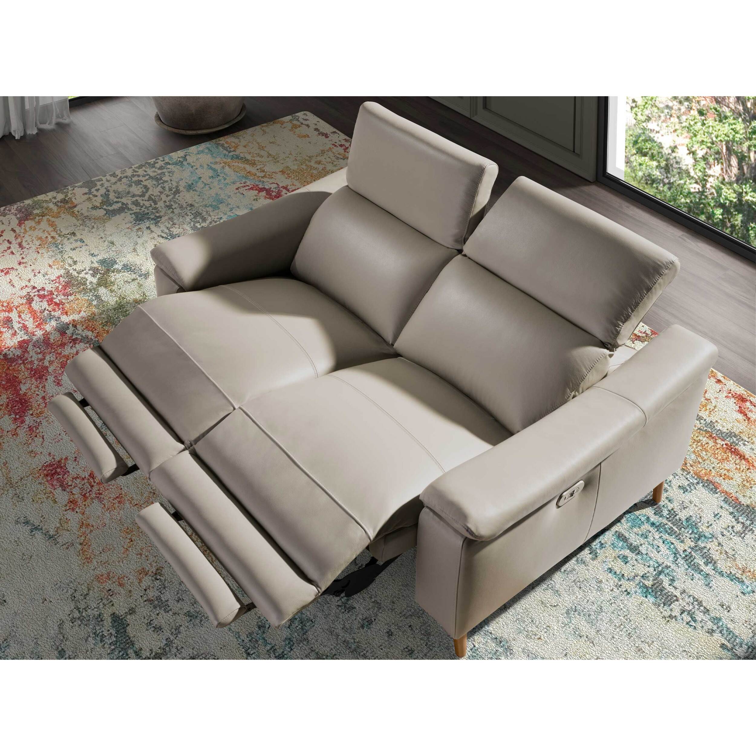 Sofá relax de 2 plazas tapizado en piel de origen vacuno en gris taupe con reposacabezas patas de madera en miel 2 sistemas de relax eléctrico 160x104x102cm