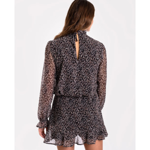 Blusa con cuello alto y detalle de volantes