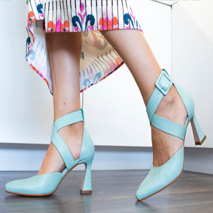 Sandalias con tiras cruzadas. Tacón 7 cm