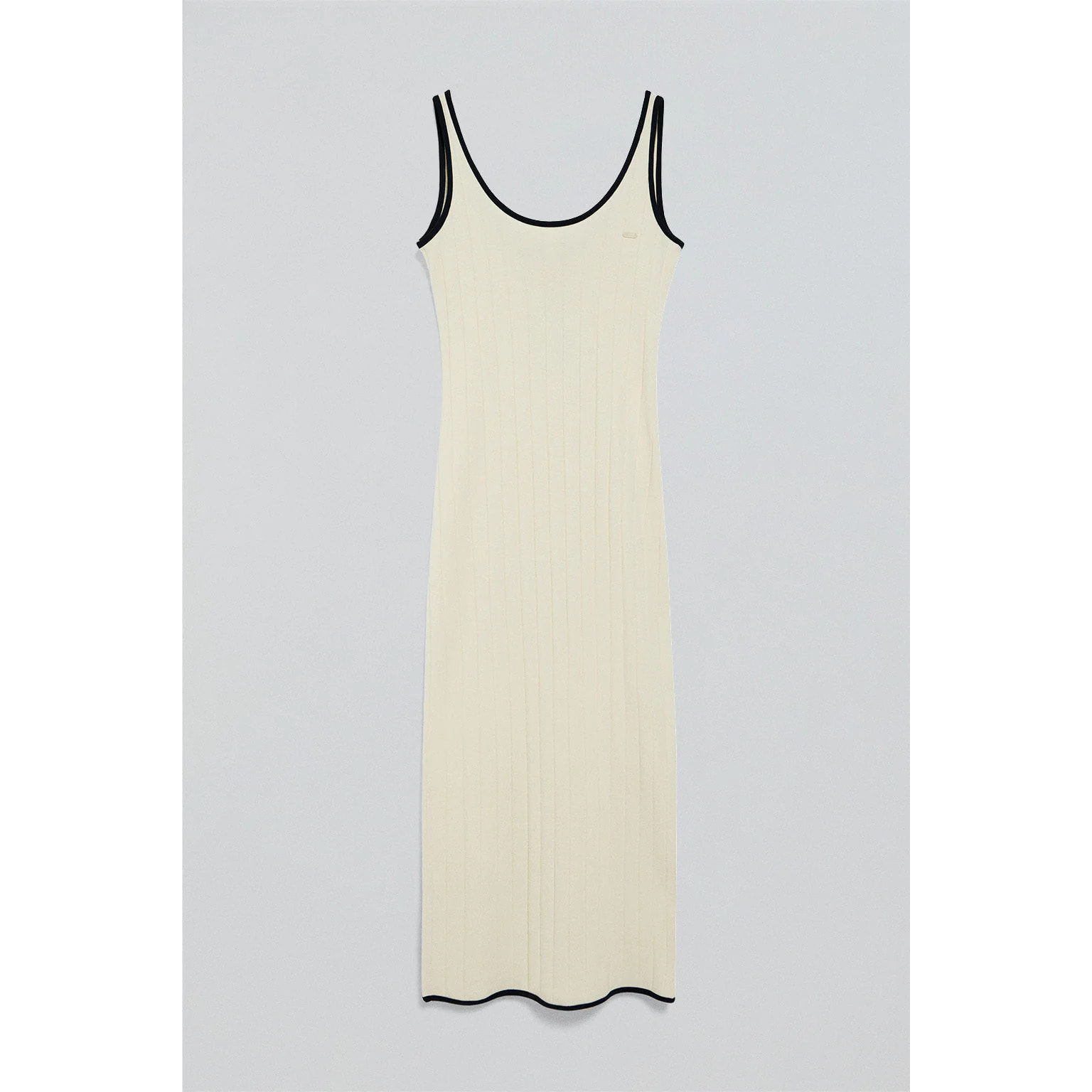 Vestido color crudo acanalado de tirantes con botón nacarado