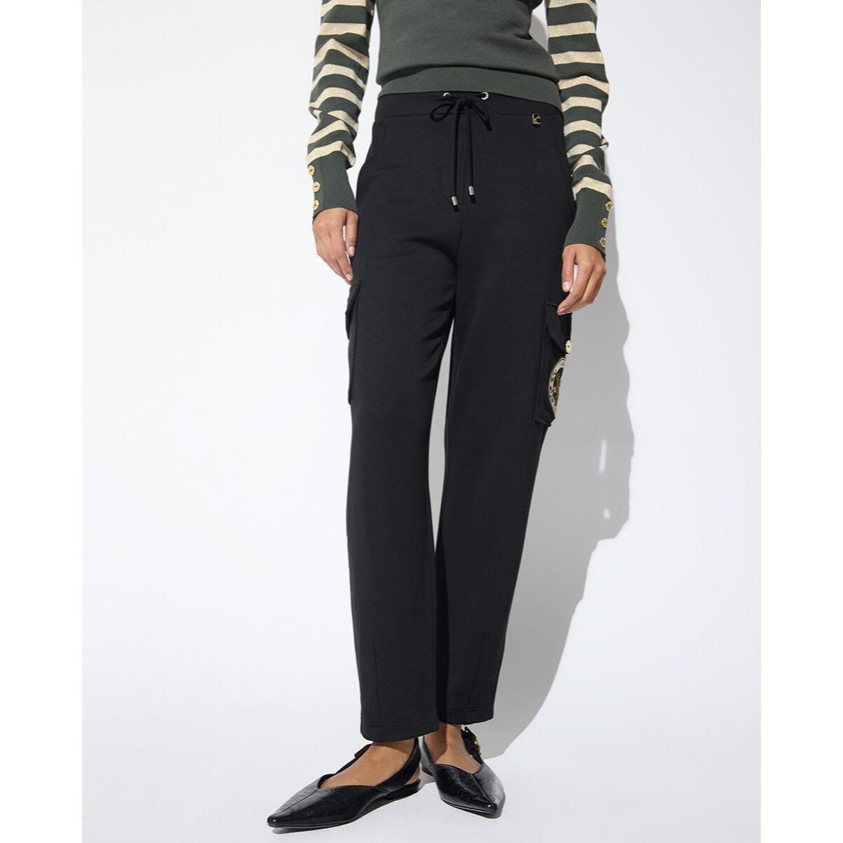 Pantaloni con coulisse in vita e tasca cargo con toppa da aviatore su un lato.