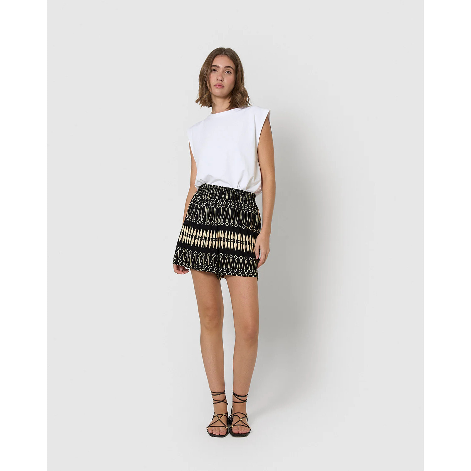Pantalón corto bambula detalles plisados tulum beige
