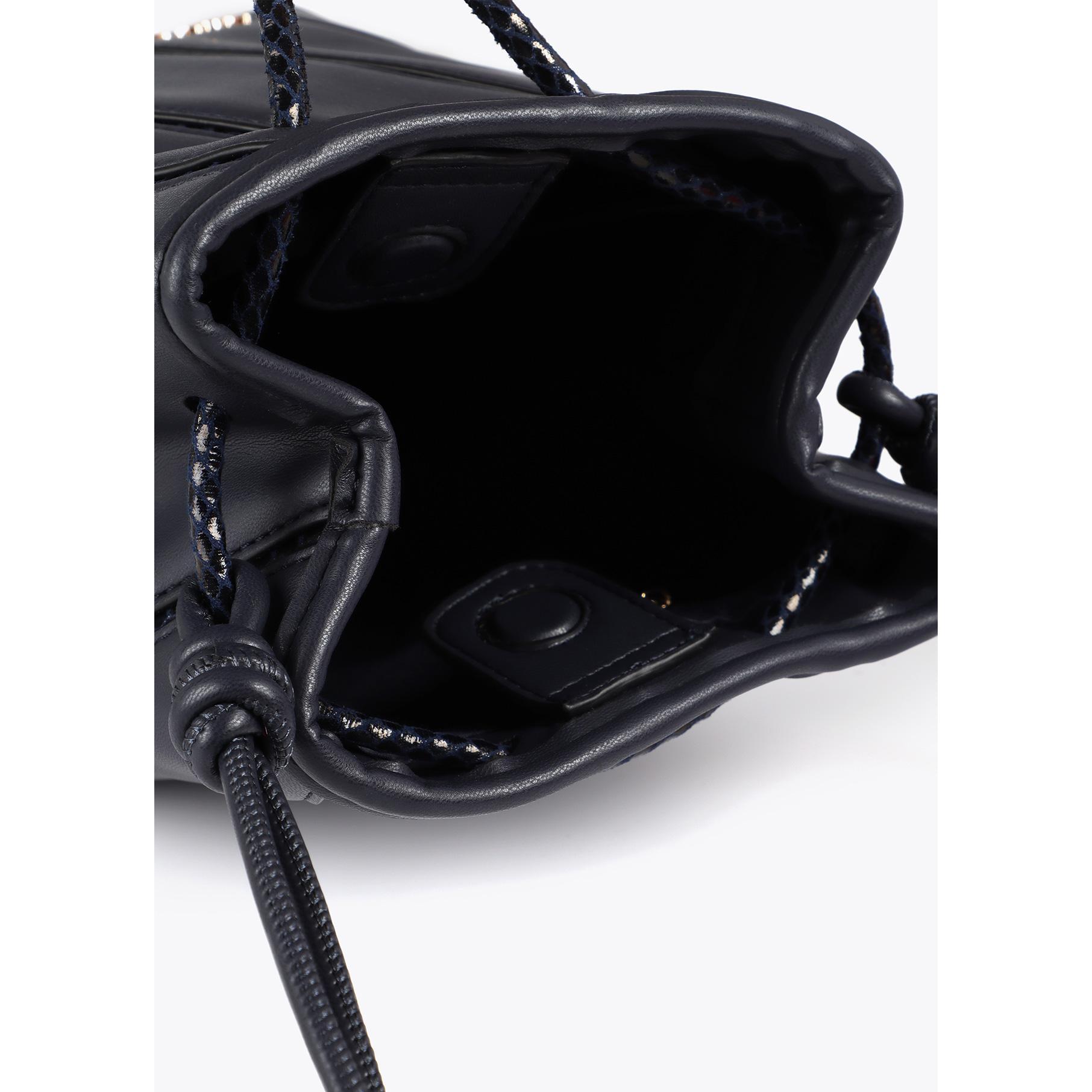 Tracolla con dettagli effetto serpente