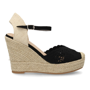 Alpargata cuña destalonada con calados para mujer.