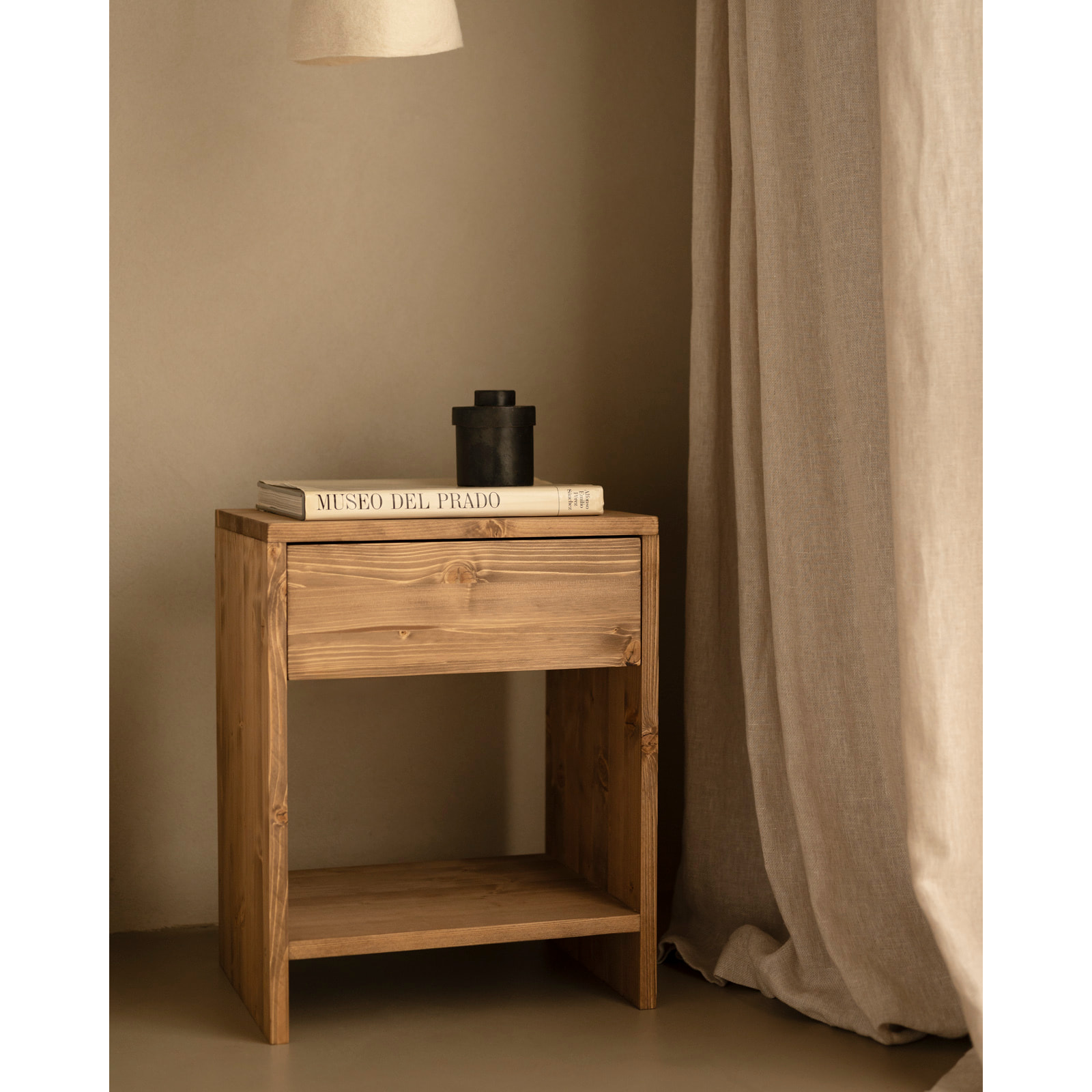 Pack de 2 mesitas de madera maciza con un cajón en tono roble oscuro de varias medidas