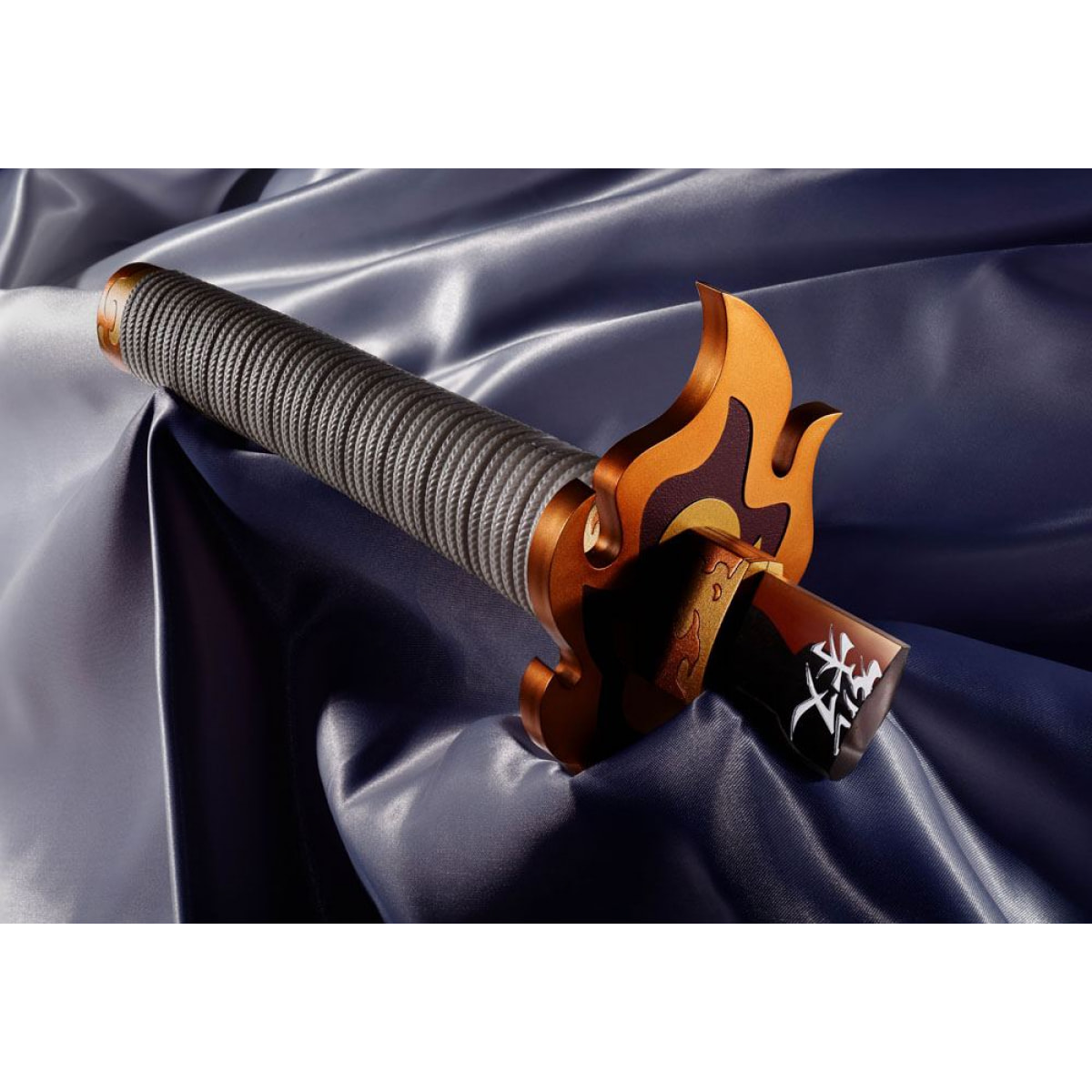 Demon Slayer: Kimetsu No Yaiba Proplica Replica 1/1 Broken Nichirin Sword (Kyojuro Rengoku) 31 Cm Bandai Tamashii Nations