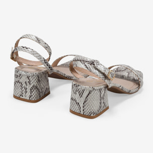 Sandalias de tacón estampado serpiente con hebilla