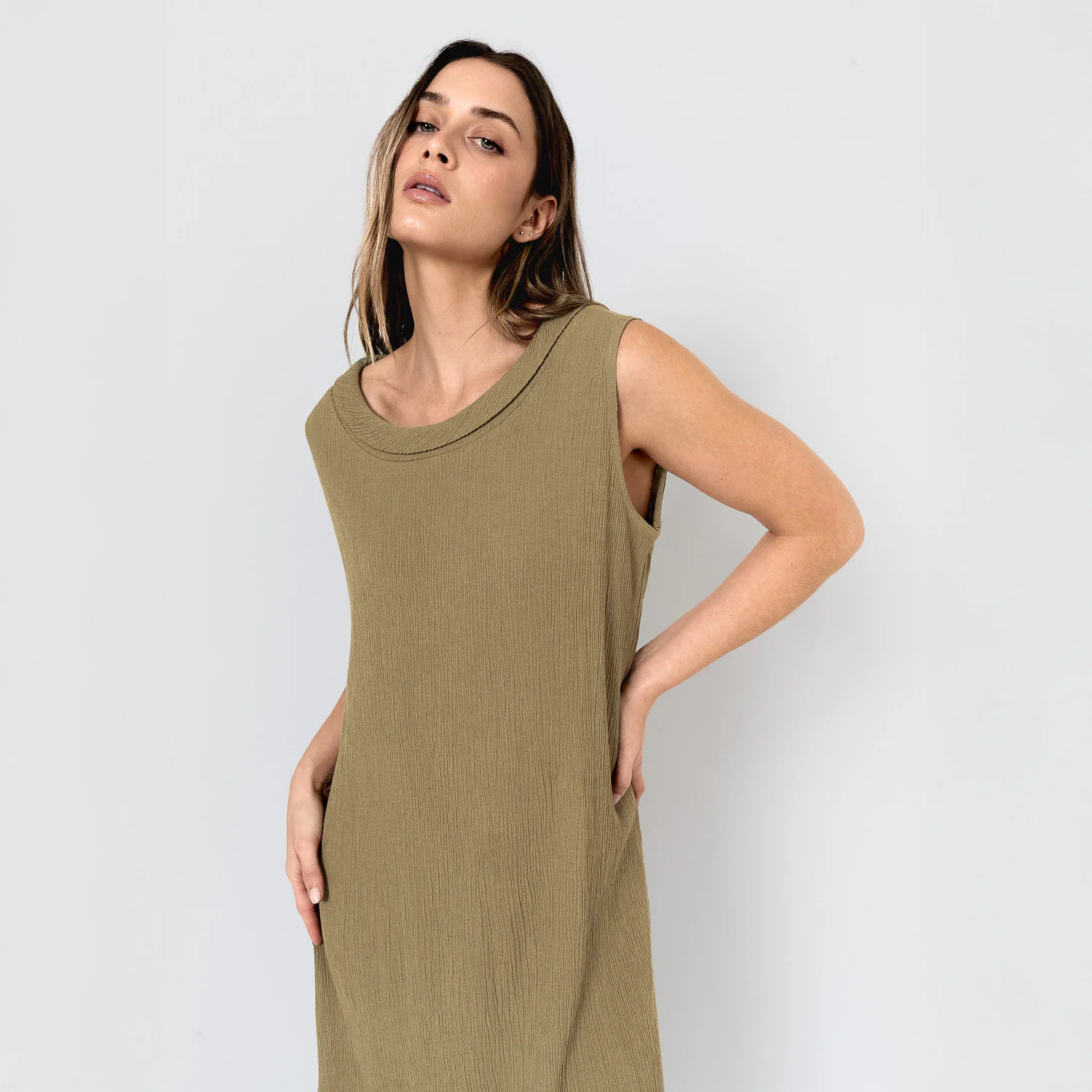 Vestito midi con scollo drappeggiato, in cotone e lino, verde caccia