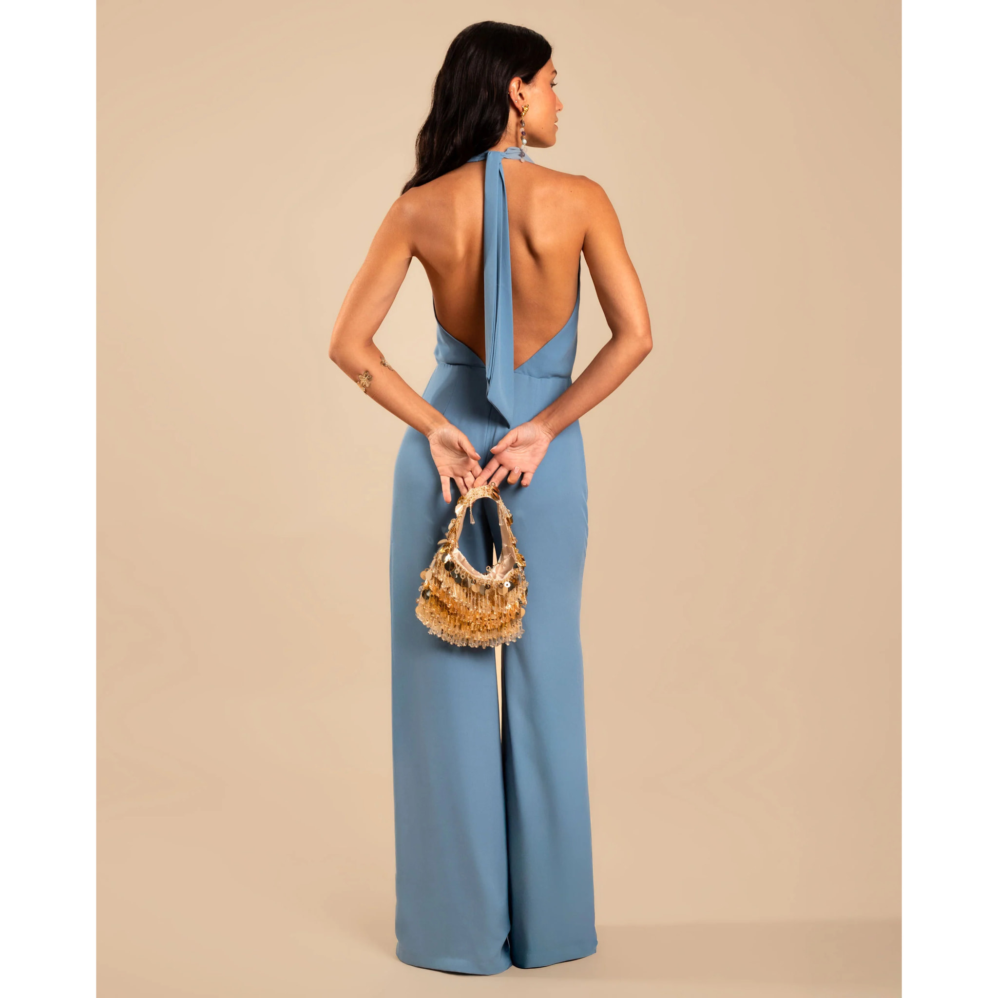 Mono largo de gasa con cuello halter drapeado de mujer