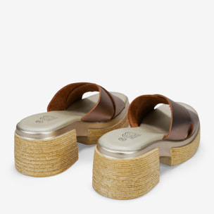 Sandalias de piel metalizadas con tacón ancho efecto rafia