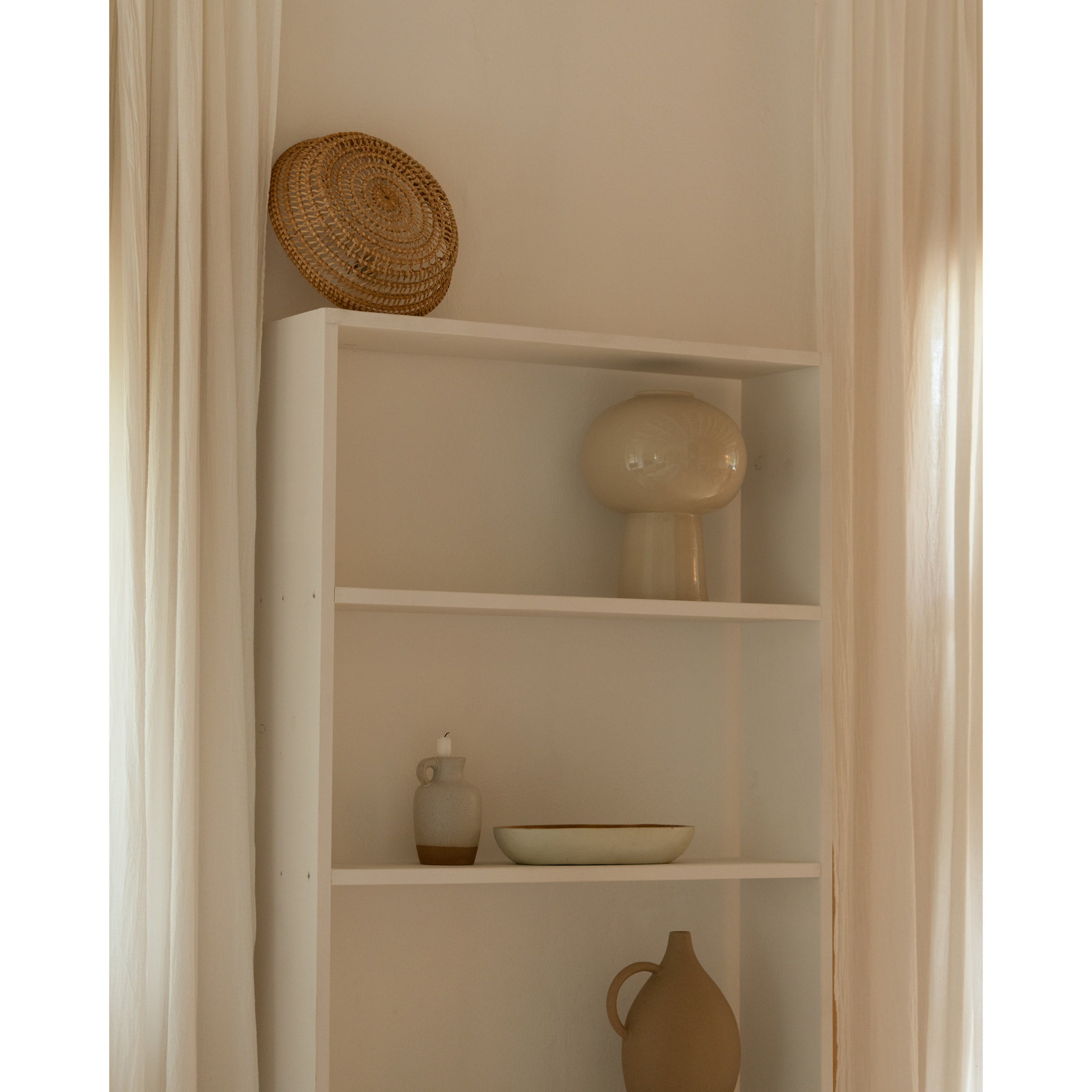 Estantería de madera maciza tono blanco con 4 estantes Alto: 182 Largo: 80 Ancho: 20