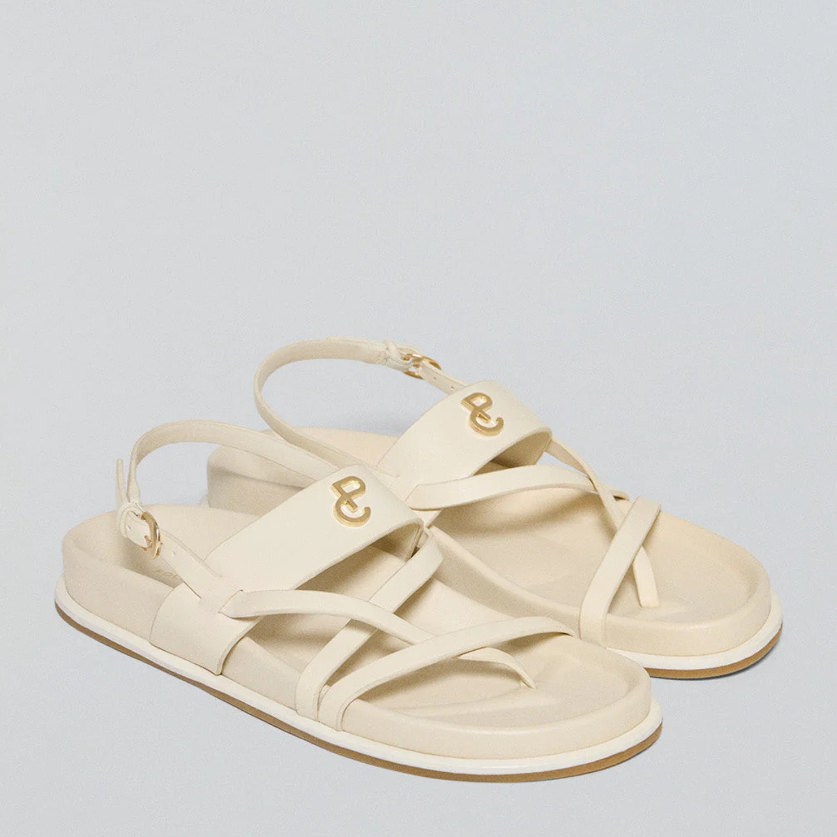 Sandalia beige de tiras Allegra tipo bio con detalle metálico