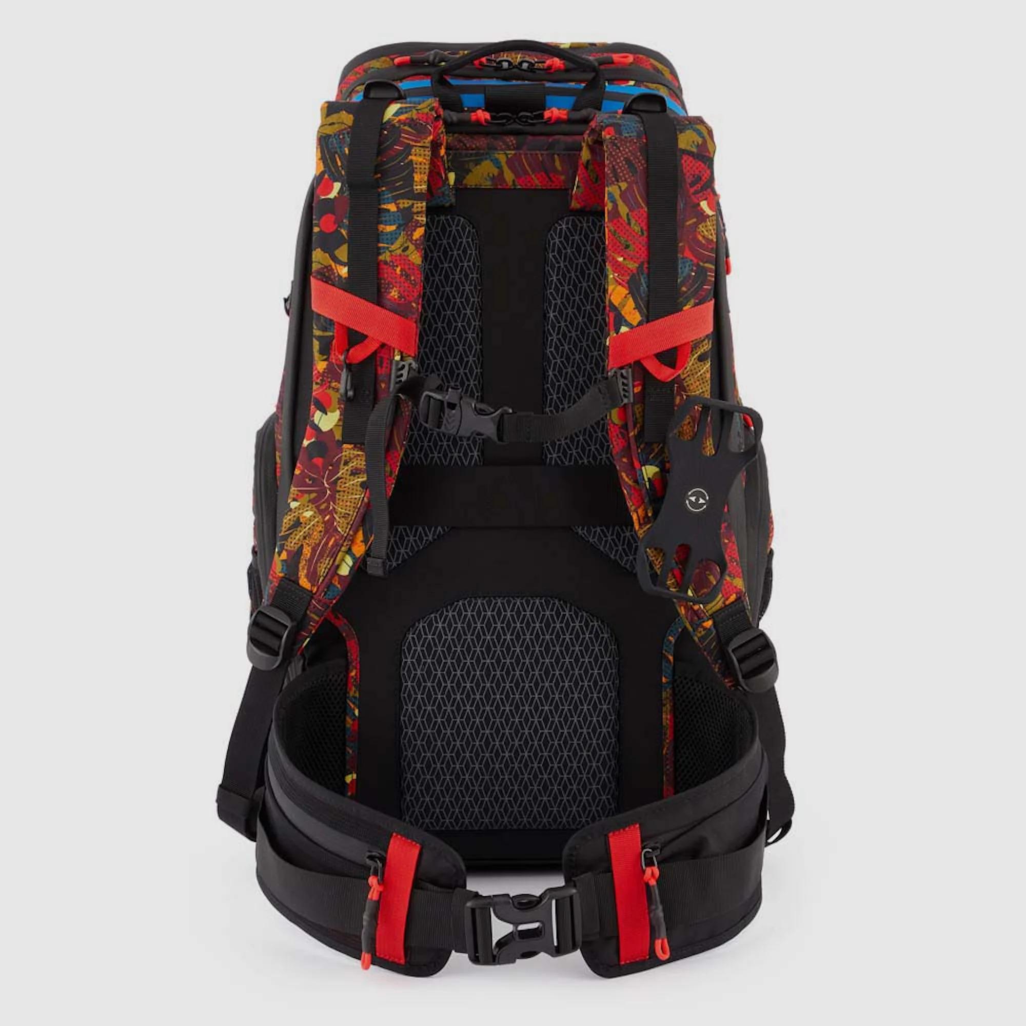 Piquadro Zaino da sci alpinismo e trekking realizzato in poliestere Cordura® riciclato al 40% altamente performante.