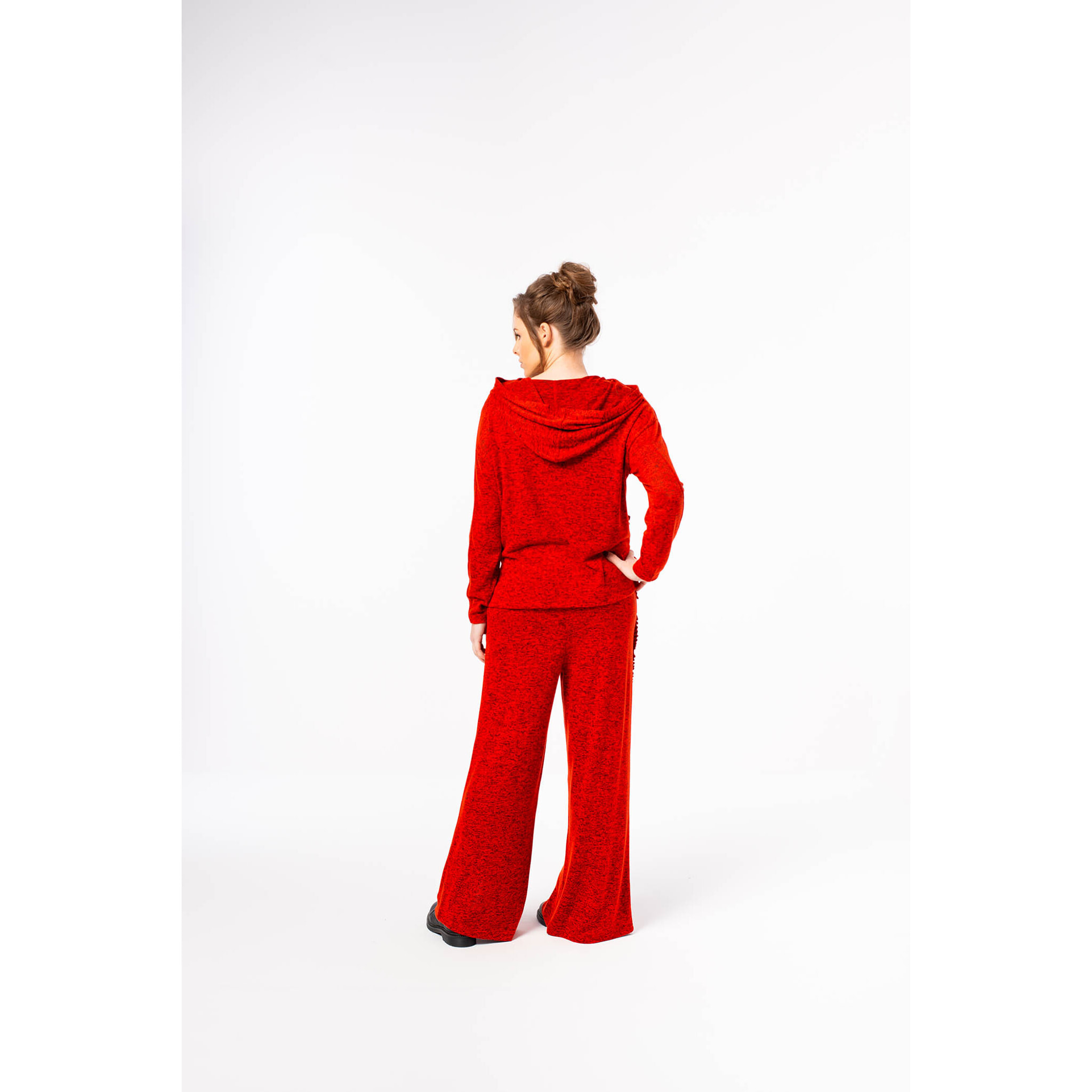 Mamatayoe Orfebre. Pantalón Largo de Mujer de Color Rojo con Detalles Bordados para Otoño Invierno. Pantalón Fluido de Punto con Aberturas y Cintura Elástica de Estilo Casual.