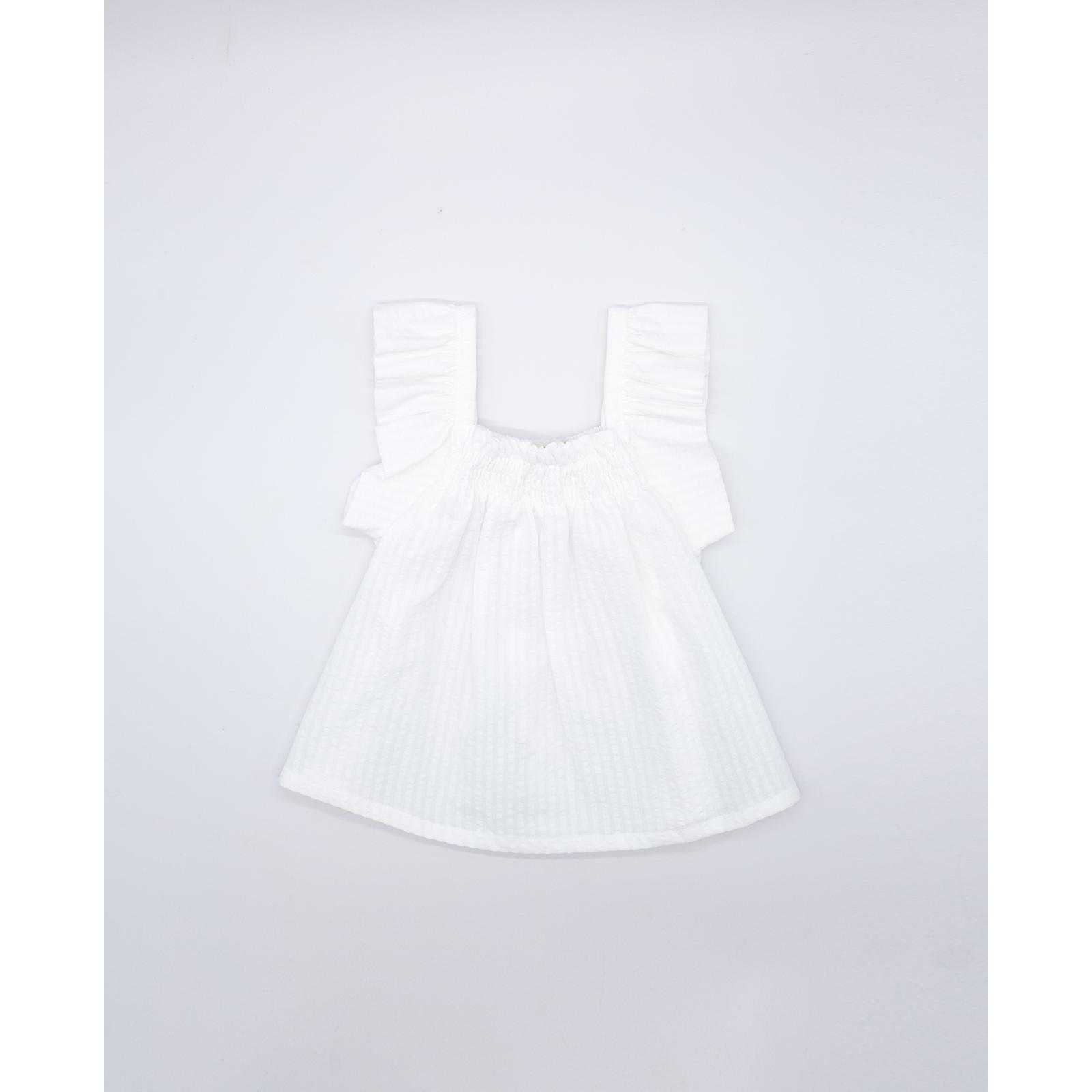 Blusa blanca. Fruncida en la parte superior, con volantes en las sisas.