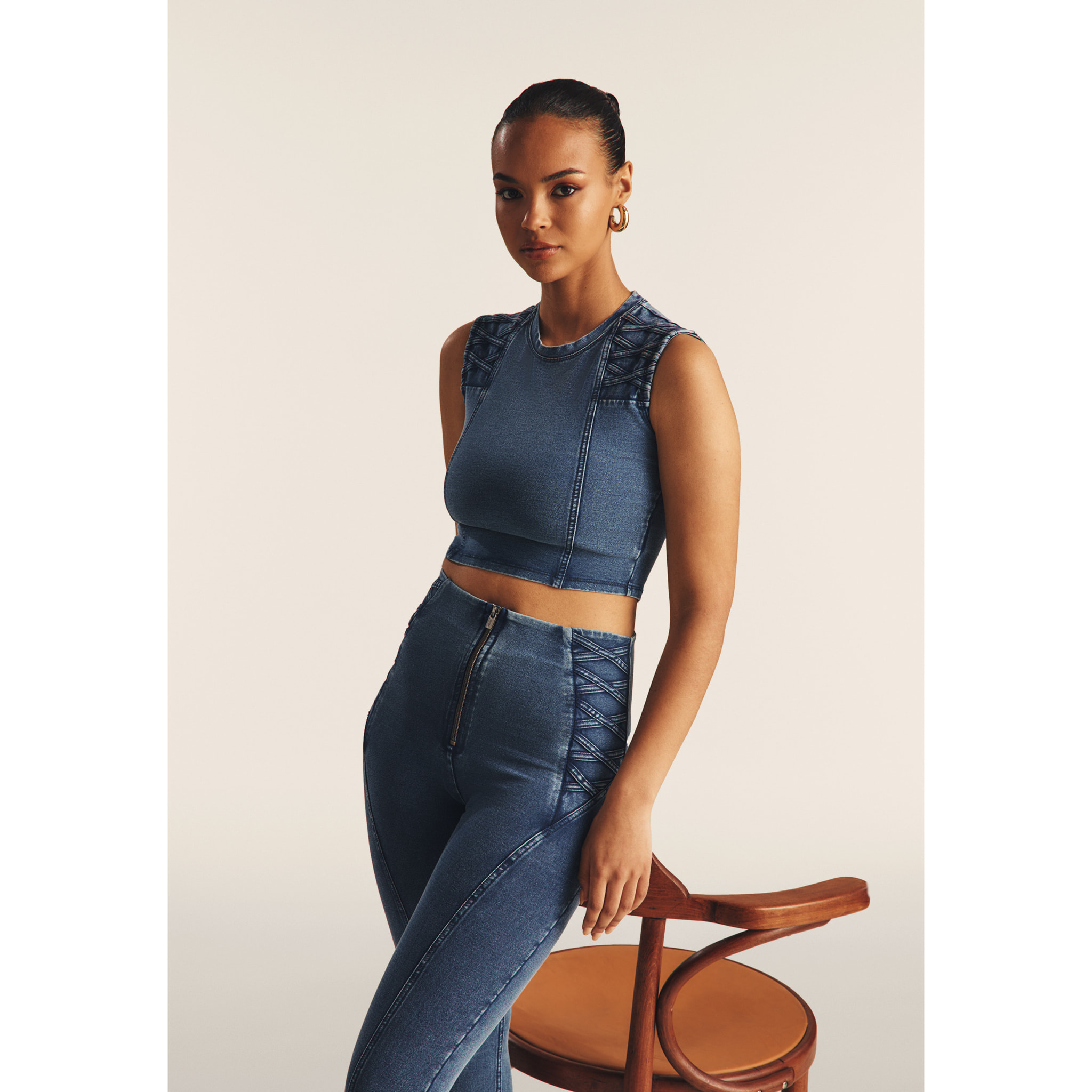 Top cropped effetto denim decorato sulle spalle