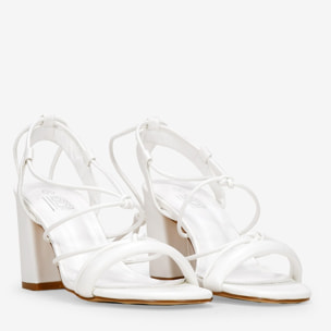 Sandalias de tacón blancas con cuerdas