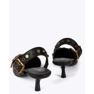 Scarpa con tacco aperta con dettagli metallici