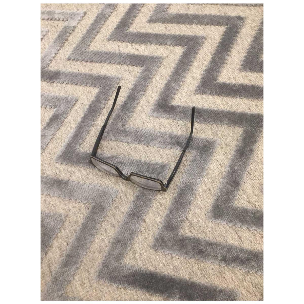 Tapis fin géométrique en relief, Fabriqué en viscose en Belgique