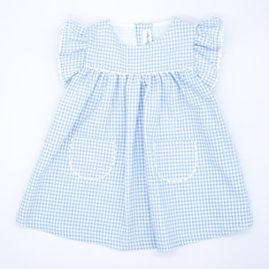 Vestido corto estampado de cuedro vichy azul, volantes en las sisas, bolsillos y falda fruncida.