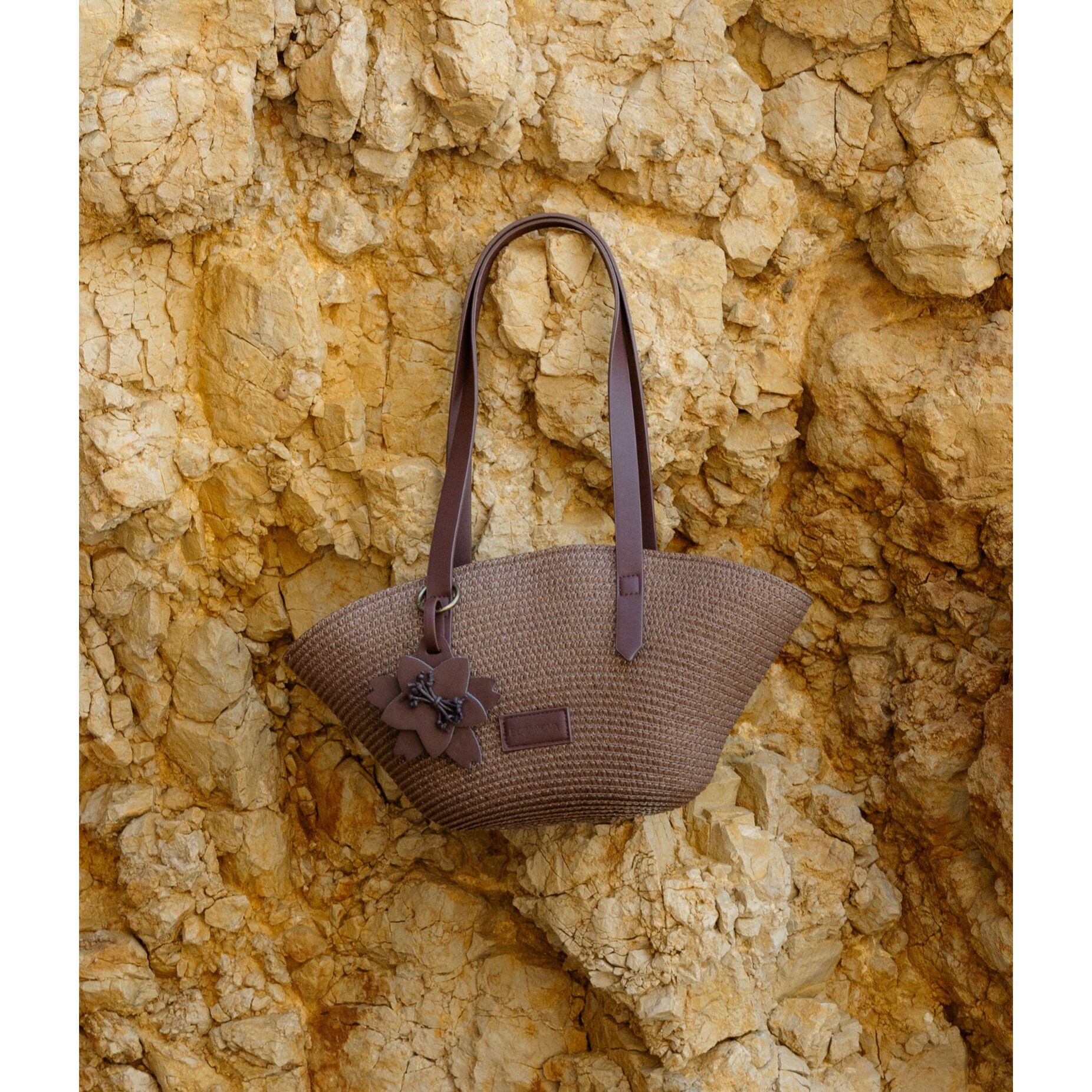 Bolso capazo marrón en rafia con charm de flor