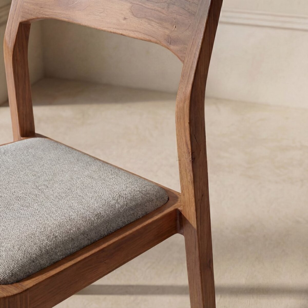 Chaise Nory -bois massif d'hévéa et tapisserie en tissu-couleur noyer 42 x 83 x 54 cm