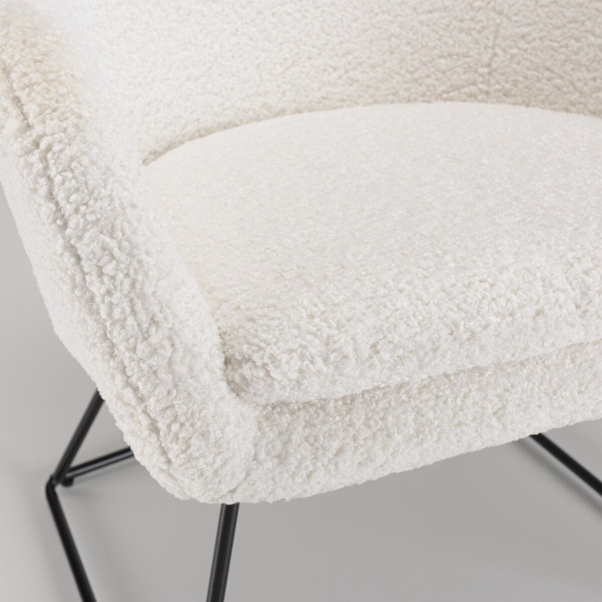 AGATHE - Fauteuil urban tissu bouclette blanc pieds évasés métal noir