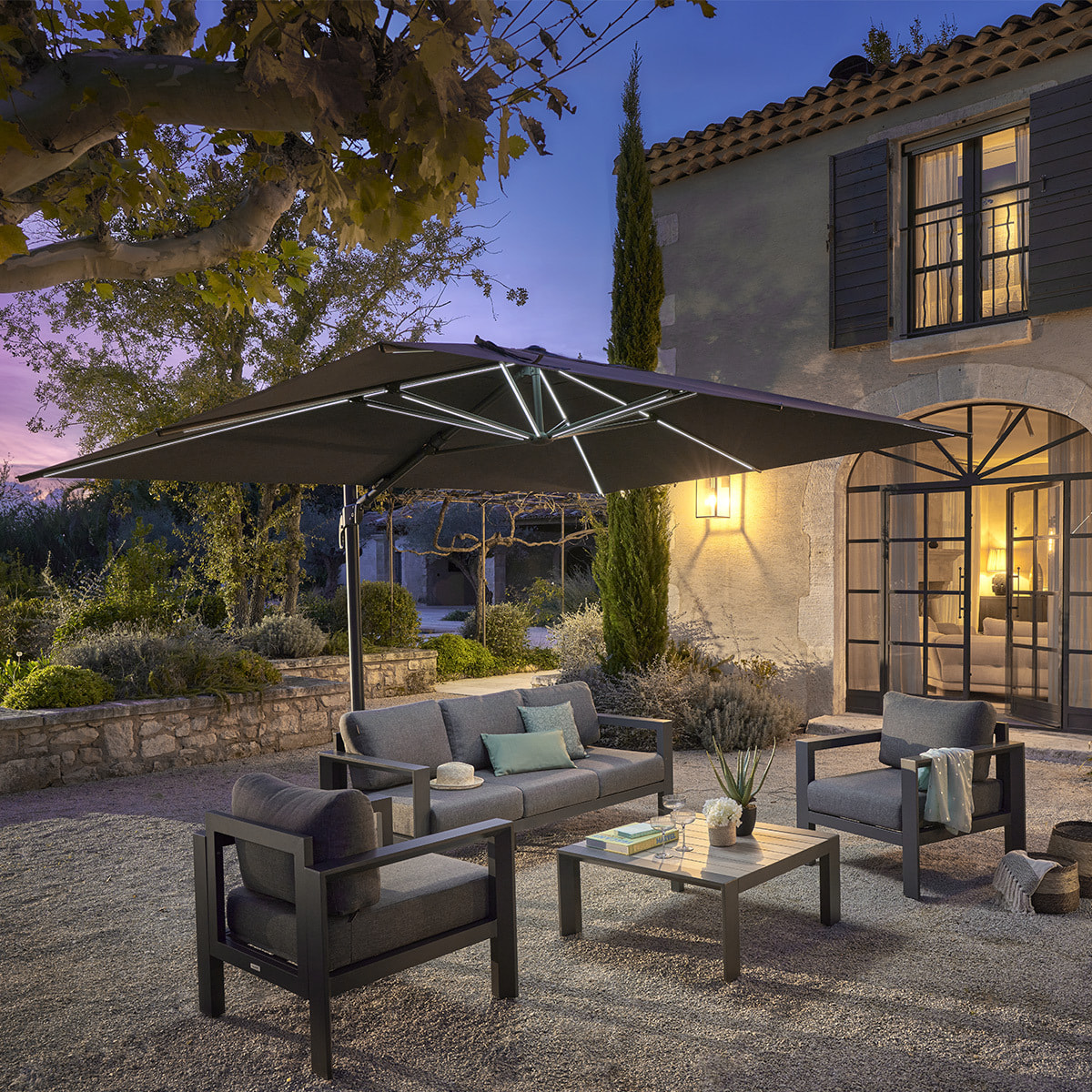 Parasol déporté rectangulaire "Melhia" anthracite avec LED 4 x 3m en aluminium acier et oléfine