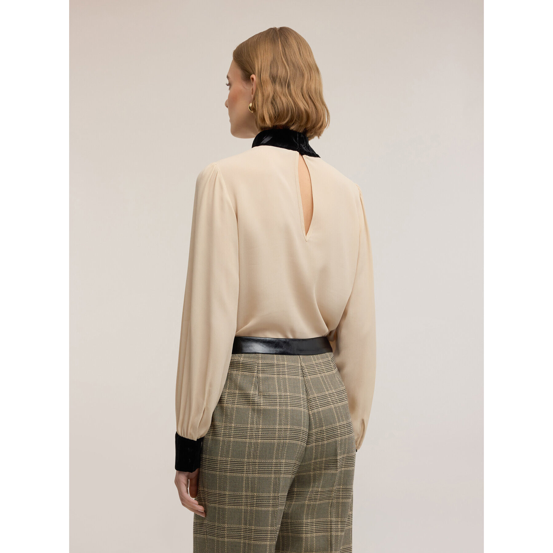 Motivi - Blusa in crêpe con dettagli in velluto - Beige