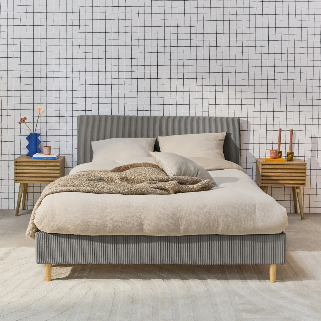 Lit avec sommier à lattes et tête de lit. L 202 x P 148 x H 89cm. gris. finition velours côtelé (grosse côte)