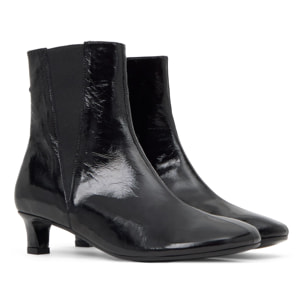 Botín de tacón Alegra en charol con cierre elástico y tacón kitten