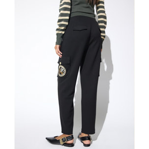 Pantaloni con coulisse in vita e tasca cargo con toppa da aviatore su un lato.