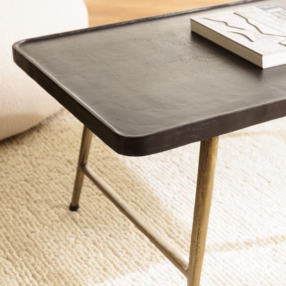 JOHAN - Table basse rectangulaire en aluminium plateau noir pieds dorés