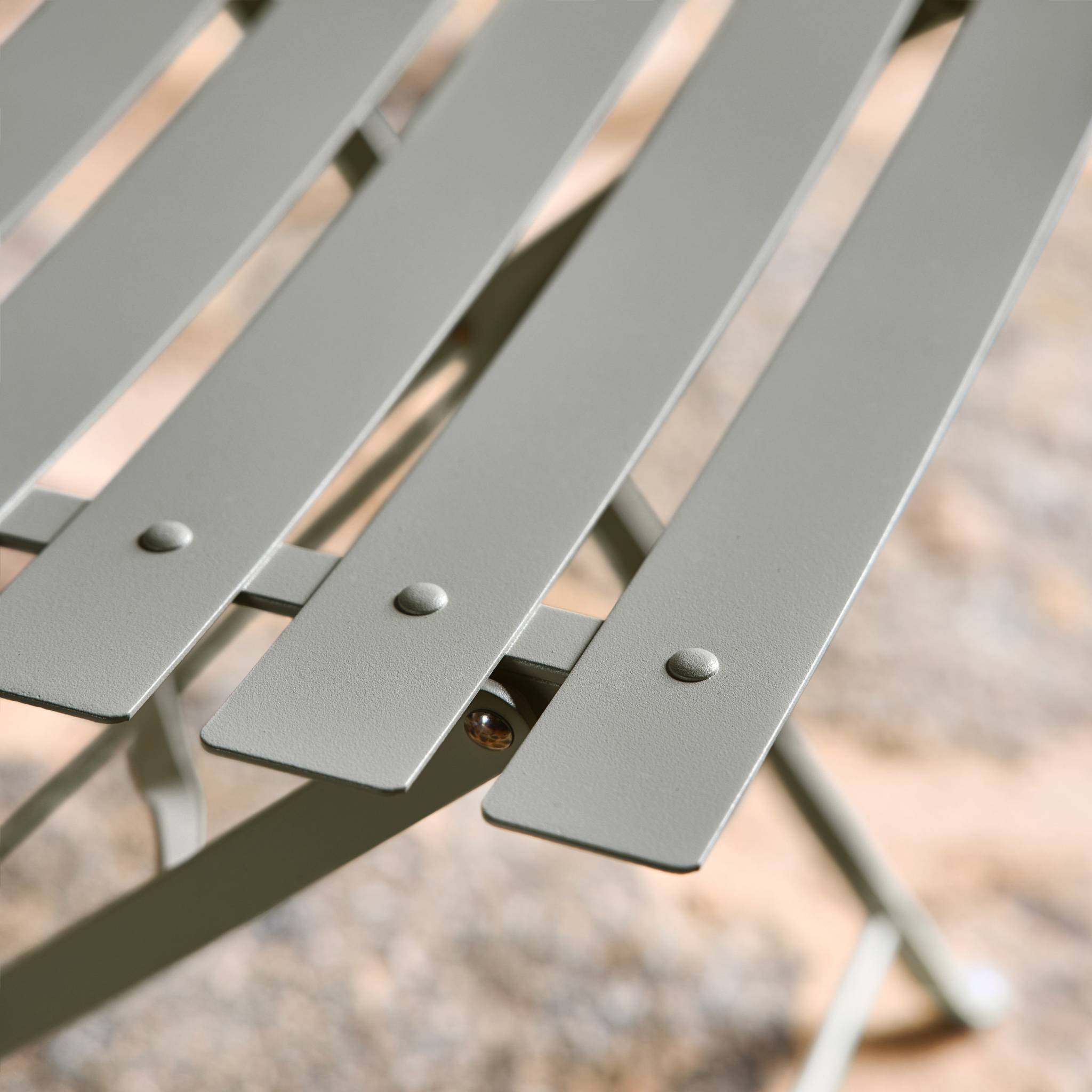 Lot de 2 chaises de jardin bistrot pliables en acier thermolaqué. 49.5 x 41 x 80.5cm